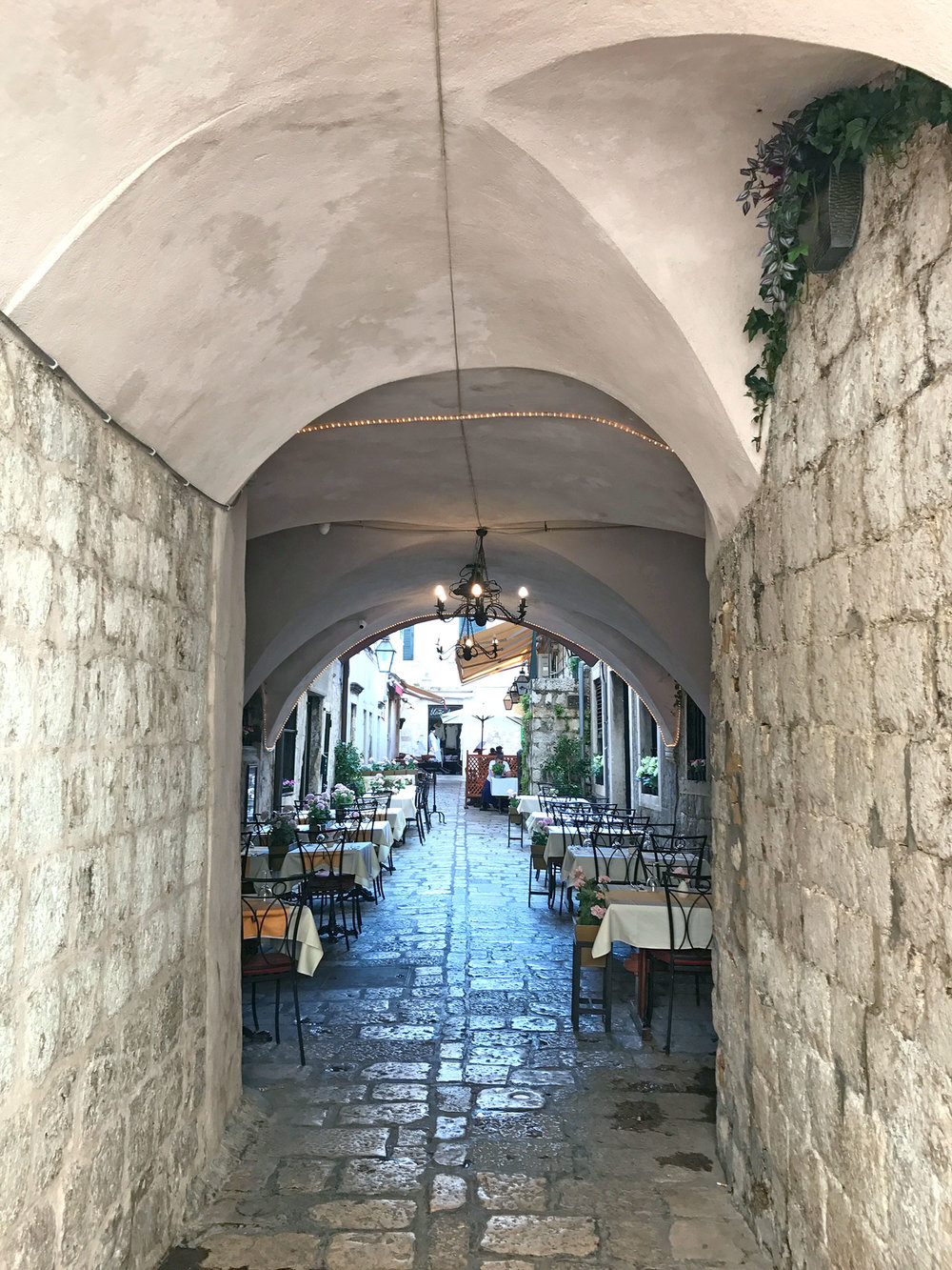 Dubrovnik-Croatia-alley.jpg