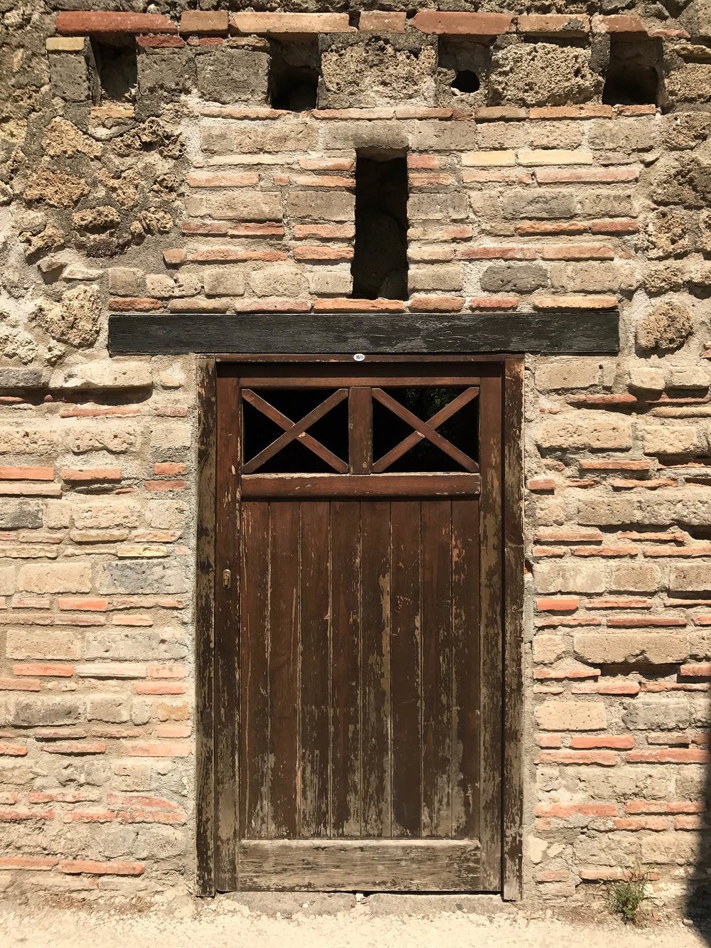 Pompei-gladiator-door.jpg