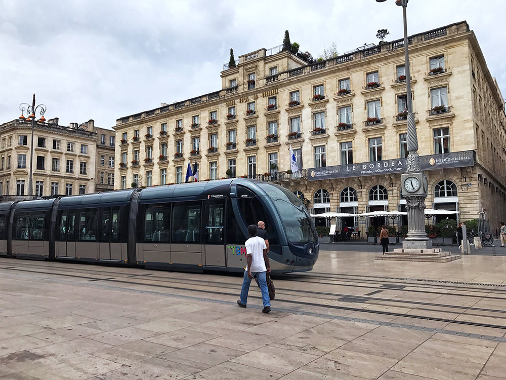 Bordeaux-city-center-tram.jpg