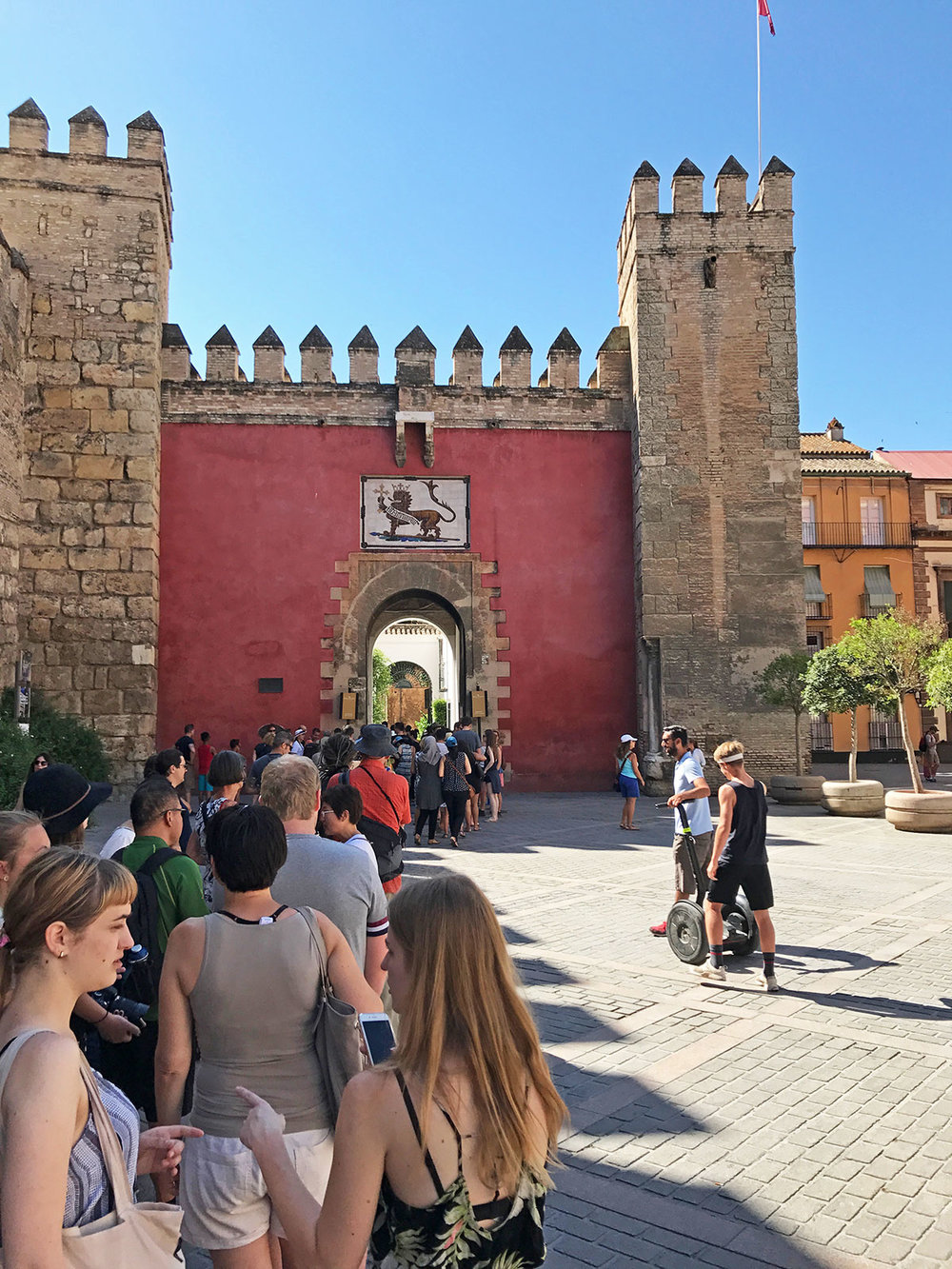 The entrance to the Alcázar, and the long line of summer visitors