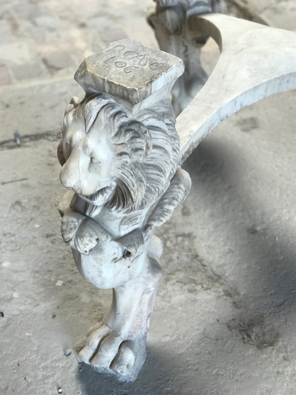 Pompei-lion-table.jpg