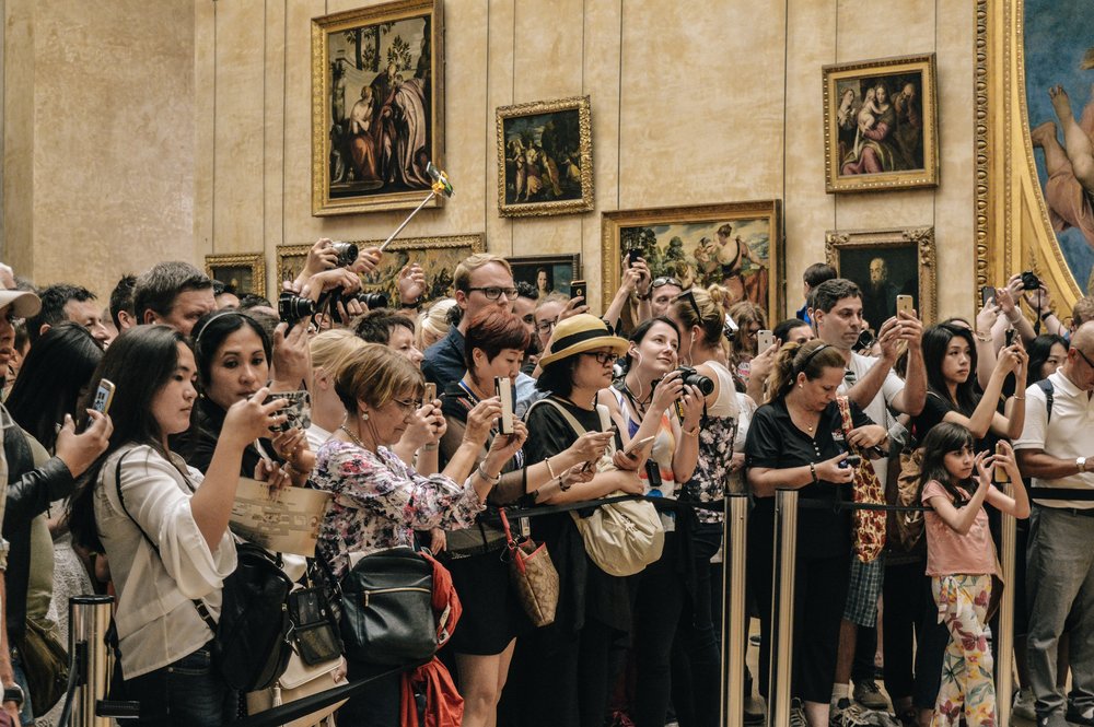 louvre museum paris crowds | traveler vs tourist